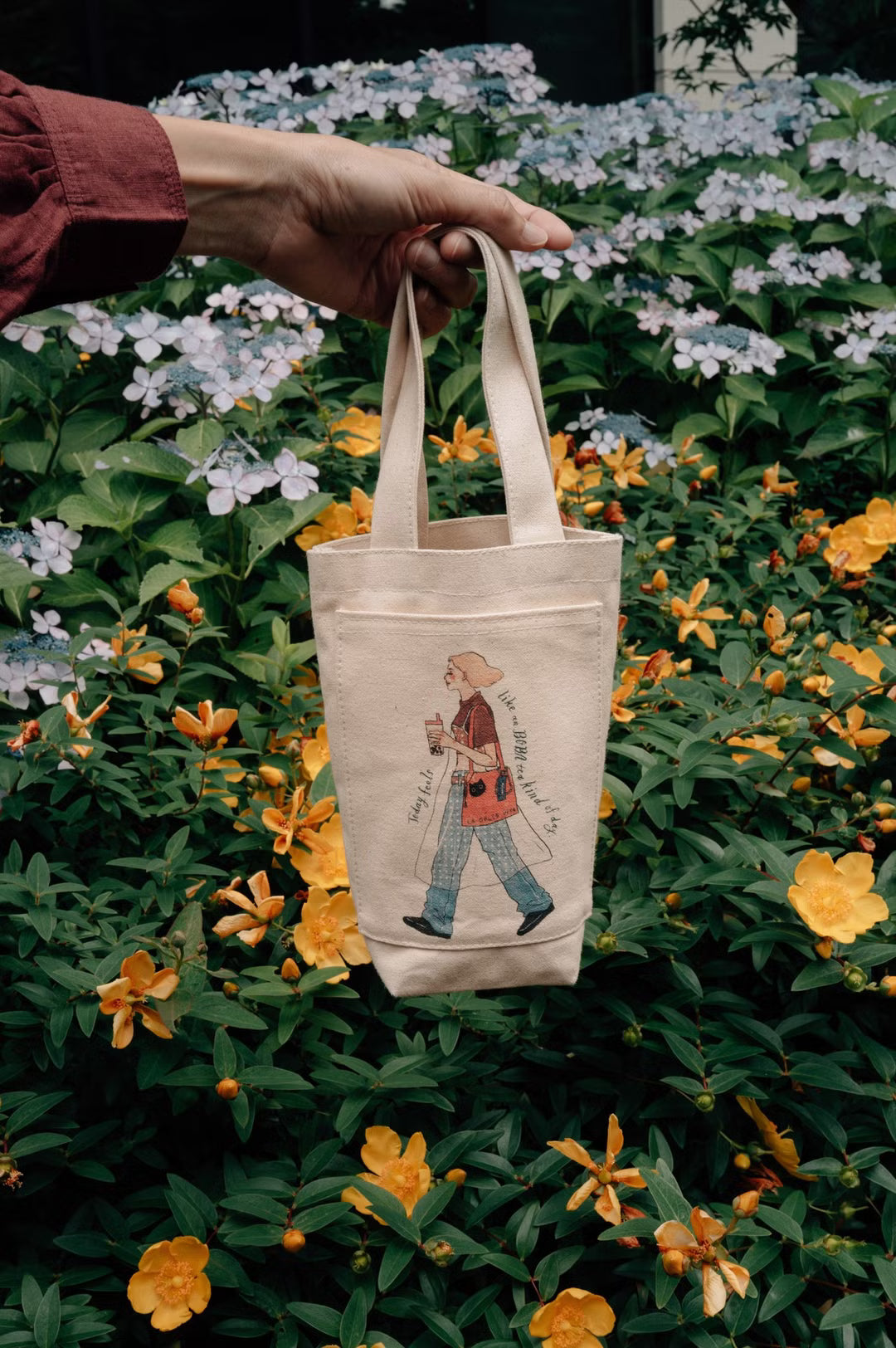 La Dolce Vita Beverage Bag | Pearl Milk Tea Girl Canvas Drink Carrier with a Small Pocket