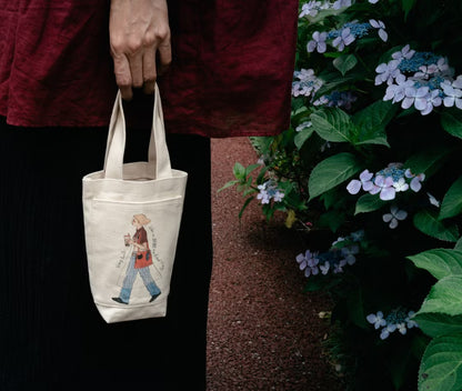 La Dolce Vita Beverage Bag | Pearl Milk Tea Girl Canvas Drink Carrier with a Small Pocket